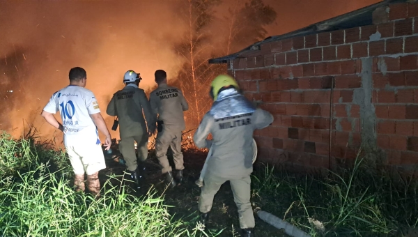 Incêndio de grande proporção assusta moradores do bairro Raimundo Melo, em Rio Branco